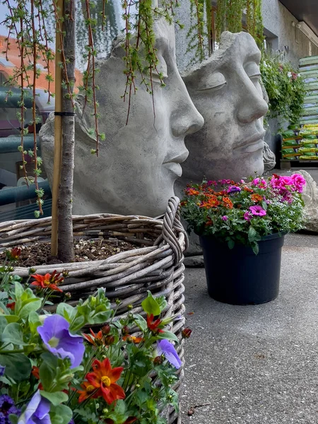 Estatuas Cabeza Humana Con Flores Macetas — Foto de Stock