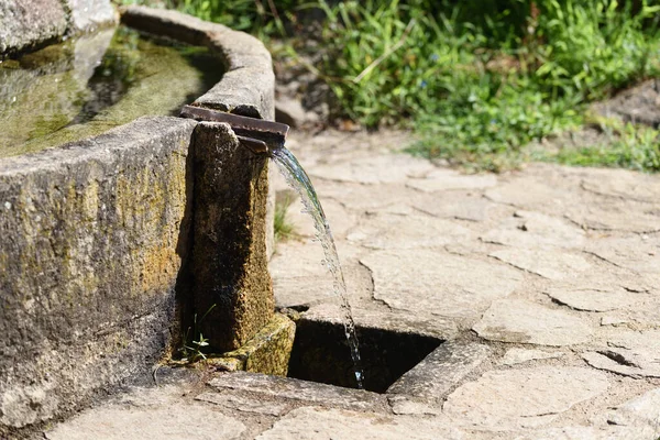 Fontaine Pierre Rustique Avec Eau Source Montagne Pure — Photo