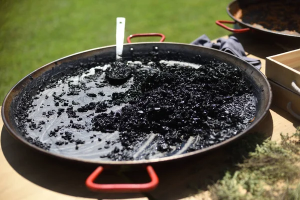 Paella Negatif, İspanyol yemeği pilav ve mürekkepbalığıyla birlikte.