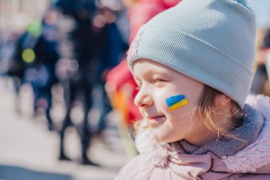 Varşova, Polonya, 18 Mart 2022. Ukrayna halkına destek için barış yürüyüşü. Savaş yok. Rusya 'nın Ukrayna' ya saldırması. Gösterim.