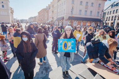 Varşova, Polonya, 18 Mart 2022. Ukrayna halkına destek için barış yürüyüşü. Savaş yok. Rusya 'nın Ukrayna' ya saldırması. Gösterim.