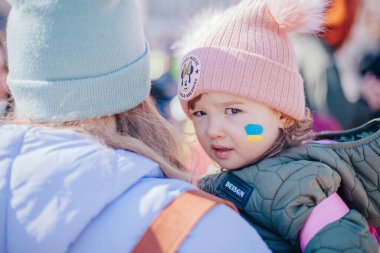 Varşova, Polonya, 18 Mart 2022. Ukrayna halkına destek için barış yürüyüşü. Savaş yok. Rusya 'nın Ukrayna' ya saldırması. Gösterim.