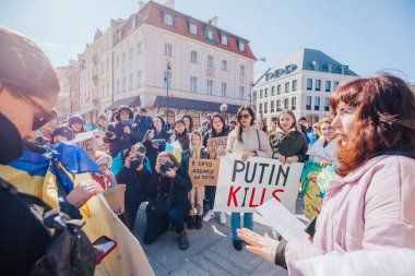 Varşova, Polonya, 18 Mart 2022. Ukrayna halkına destek için barış yürüyüşü. Savaş yok. Rusya 'nın Ukrayna' ya saldırması. Gösterim.
