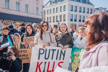 Varşova, Polonya, 18 Mart 2022. Ukrayna halkına destek için barış yürüyüşü. Savaş yok. Rusya 'nın Ukrayna' ya saldırması. Gösterim.