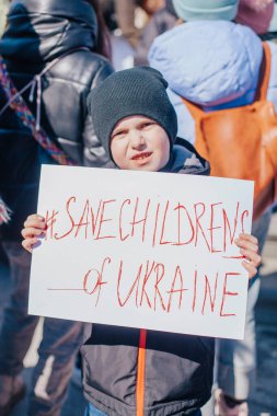 Varşova, Polonya, 18 Mart 2022. Ukrayna halkına destek için barış yürüyüşü. Savaş yok. Rusya 'nın Ukrayna' ya saldırması. Gösterim.