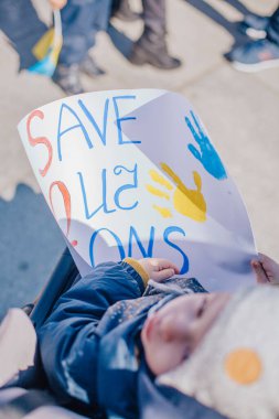 Varşova, Polonya, 18 Mart 2022. Ukrayna halkına destek için barış yürüyüşü. Savaş yok. Rusya 'nın Ukrayna' ya saldırması. Gösterim.