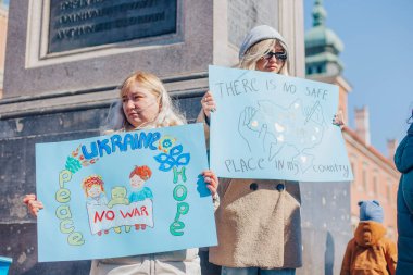 Varşova, Polonya, 18 Mart 2022. Ukrayna halkına destek için barış yürüyüşü. Savaş yok. Rusya 'nın Ukrayna' ya saldırması. Gösterim.