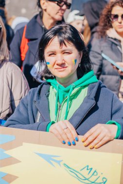 Varşova, Polonya, 18 Mart 2022. Ukrayna halkına destek için barış yürüyüşü. Savaş yok. Rusya 'nın Ukrayna' ya saldırması. Gösterim.