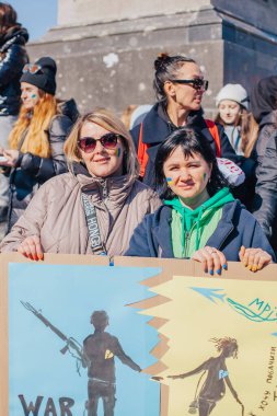 Varşova, Polonya, 18 Mart 2022. Ukrayna halkına destek için barış yürüyüşü. Savaş yok. Rusya 'nın Ukrayna' ya saldırması. Gösterim.