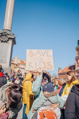 Varşova, Polonya, 18 Mart 2022. Ukrayna halkına destek için barış yürüyüşü. Savaş yok. Rusya 'nın Ukrayna' ya saldırması. Gösterim.