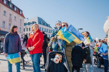 Varşova, Polonya, 18 Mart 2022. Ukrayna halkına destek için barış yürüyüşü. Savaş yok. Rusya 'nın Ukrayna' ya saldırması. Gösterim.