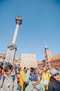 Varşova, Polonya, 18 Mart 2022. Ukrayna halkına destek için barış yürüyüşü. Savaş yok. Rusya 'nın Ukrayna' ya saldırması. Gösterim.