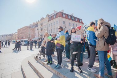 Varşova, Polonya, 18 Mart 2022. Ukrayna halkına destek için barış yürüyüşü. Savaş yok. Rusya 'nın Ukrayna' ya saldırması. Gösterim.