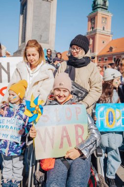 Varşova, Polonya, 18 Mart 2022. Ukrayna halkına destek için barış yürüyüşü. Savaş yok. Rusya 'nın Ukrayna' ya saldırması. Gösterim.