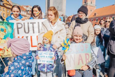 Varşova, Polonya, 18 Mart 2022. Ukrayna halkına destek için barış yürüyüşü. Savaş yok. Rusya 'nın Ukrayna' ya saldırması. Gösterim.