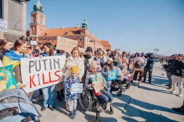 Varşova, Polonya, 18 Mart 2022. Ukrayna halkına destek için barış yürüyüşü. Savaş yok. Rusya 'nın Ukrayna' ya saldırması. Gösterim.