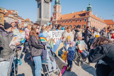 Varşova, Polonya, 18 Mart 2022. Ukrayna halkına destek için barış yürüyüşü. Savaş yok. Rusya 'nın Ukrayna' ya saldırması. Gösterim.