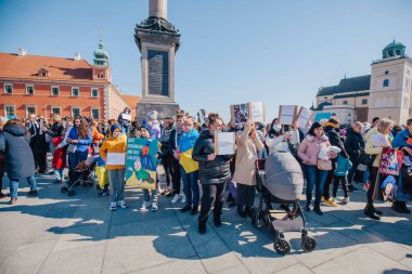 Varşova, Polonya, 18 Mart 2022. Ukrayna halkına destek için barış yürüyüşü. Savaş yok. Rusya 'nın Ukrayna' ya saldırması. Gösterim.