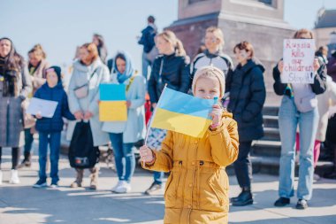 Varşova, Polonya, 18 Mart 2022. Ukrayna halkına destek için barış yürüyüşü. Savaş yok. Rusya 'nın Ukrayna' ya saldırması. Gösterim.
