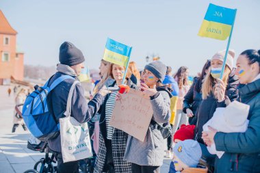 Varşova, Polonya, 18 Mart 2022. Ukrayna halkına destek için barış yürüyüşü. Savaş yok. Rusya 'nın Ukrayna' ya saldırması. Gösterim.