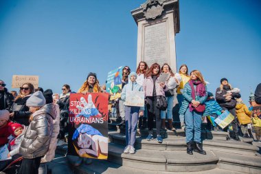 Varşova, Polonya, 18 Mart 2022. Ukrayna halkına destek için barış yürüyüşü. Savaş yok. Rusya 'nın Ukrayna' ya saldırması. Gösterim.