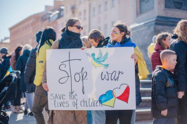 Varşova, Polonya, 18 Mart 2022. Ukrayna halkına destek için barış yürüyüşü. Savaş yok. Rusya 'nın Ukrayna' ya saldırması. Gösterim.