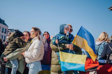 Varşova, Polonya, 18 Mart 2022. Ukrayna halkına destek için barış yürüyüşü. Savaş yok. Rusya 'nın Ukrayna' ya saldırması. Gösterim.