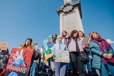 Varşova, Polonya, 18 Mart 2022. Ukrayna halkına destek için barış yürüyüşü. Savaş yok. Rusya 'nın Ukrayna' ya saldırması. Gösterim.
