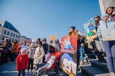 Varşova, Polonya, 18 Mart 2022. Ukrayna halkına destek için barış yürüyüşü. Savaş yok. Rusya 'nın Ukrayna' ya saldırması. Gösterim.