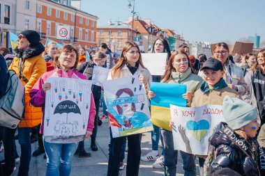 Varşova, Polonya, 18 Mart 2022. Ukrayna halkına destek için barış yürüyüşü. Savaş yok. Rusya 'nın Ukrayna' ya saldırması. Gösterim.