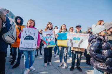 Varşova, Polonya, 18 Mart 2022. Ukrayna halkına destek için barış yürüyüşü. Savaş yok. Rusya 'nın Ukrayna' ya saldırması. Gösterim.