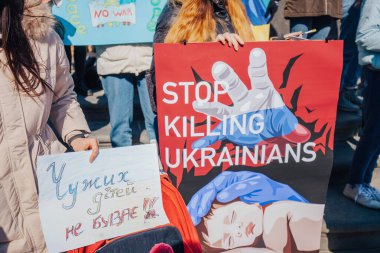 Varşova, Polonya, 18 Mart 2022. Ukrayna halkına destek için barış yürüyüşü. Savaş yok. Rusya 'nın Ukrayna' ya saldırması. Gösterim.