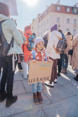 Varşova, Polonya, 18 Mart 2022. Ukrayna halkına destek için barış yürüyüşü. Savaş yok. Rusya 'nın Ukrayna' ya saldırması. Gösterim.