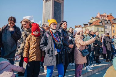Varşova, Polonya, 18 Mart 2022. Ukrayna halkına destek için barış yürüyüşü. Savaş yok. Rusya 'nın Ukrayna' ya saldırması. Gösterim.