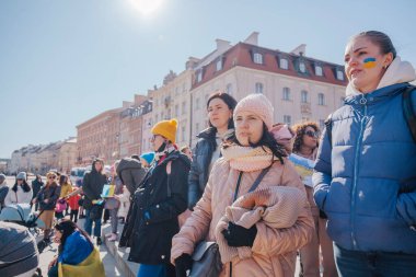 Varşova, Polonya, 18 Mart 2022. Ukrayna halkına destek için barış yürüyüşü. Savaş yok. Rusya 'nın Ukrayna' ya saldırması. Gösterim.