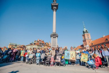 Varşova, Polonya, 18 Mart 2022. Ukrayna halkına destek için barış yürüyüşü. Savaş yok. Rusya 'nın Ukrayna' ya saldırması. Gösterim.