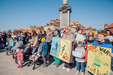 Varşova, Polonya, 18 Mart 2022. Ukrayna halkına destek için barış yürüyüşü. Savaş yok. Rusya 'nın Ukrayna' ya saldırması. Gösterim.