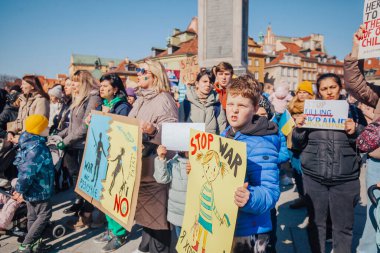 Varşova, Polonya, 18 Mart 2022. Ukrayna halkına destek için barış yürüyüşü. Savaş yok. Rusya 'nın Ukrayna' ya saldırması. Gösterim.