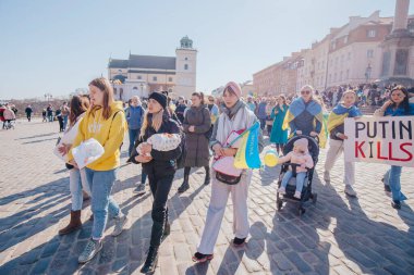 Varşova, Polonya, 18 Mart 2022. Ukrayna halkına destek için barış yürüyüşü. Savaş yok. Rusya 'nın Ukrayna' ya saldırması. Gösterim.