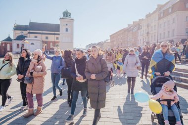 Varşova, Polonya, 18 Mart 2022. Ukrayna halkına destek için barış yürüyüşü. Savaş yok. Rusya 'nın Ukrayna' ya saldırması. Gösterim.