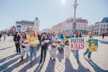 Varşova, Polonya, 18 Mart 2022. Ukrayna halkına destek için barış yürüyüşü. Savaş yok. Rusya 'nın Ukrayna' ya saldırması. Gösterim.
