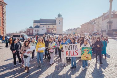 Varşova, Polonya, 18 Mart 2022. Ukrayna halkına destek için barış yürüyüşü. Savaş yok. Rusya 'nın Ukrayna' ya saldırması. Gösterim.