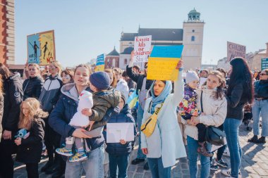 Varşova, Polonya, 18 Mart 2022. Ukrayna halkına destek için barış yürüyüşü. Savaş yok. Rusya 'nın Ukrayna' ya saldırması. Gösterim.