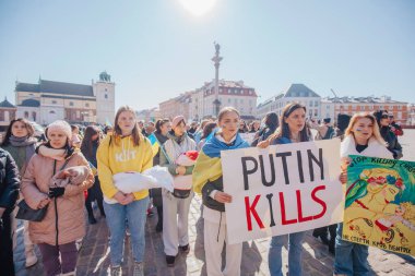 Varşova, Polonya, 18 Mart 2022. Ukrayna halkına destek için barış yürüyüşü. Savaş yok. Rusya 'nın Ukrayna' ya saldırması. Gösterim.