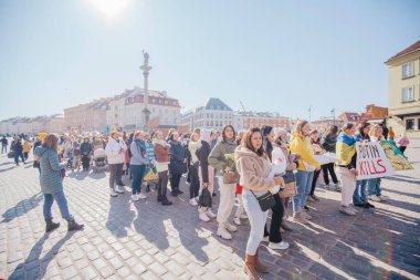 Varşova, Polonya, 18 Mart 2022. Ukrayna halkına destek için barış yürüyüşü. Savaş yok. Rusya 'nın Ukrayna' ya saldırması. Gösterim.