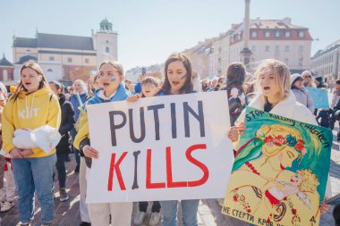 Varşova, Polonya, 18 Mart 2022. Ukrayna halkına destek için barış yürüyüşü. Savaş yok. Rusya 'nın Ukrayna' ya saldırması. Gösterim.