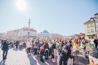 Varşova, Polonya, 18 Mart 2022. Ukrayna halkına destek için barış yürüyüşü. Savaş yok. Rusya 'nın Ukrayna' ya saldırması. Gösterim.