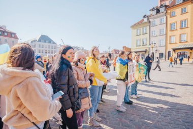 Varşova, Polonya, 18 Mart 2022. Ukrayna halkına destek için barış yürüyüşü. Savaş yok. Rusya 'nın Ukrayna' ya saldırması. Gösterim.