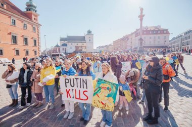 Varşova, Polonya, 18 Mart 2022. Ukrayna halkına destek için barış yürüyüşü. Savaş yok. Rusya 'nın Ukrayna' ya saldırması. Gösterim.