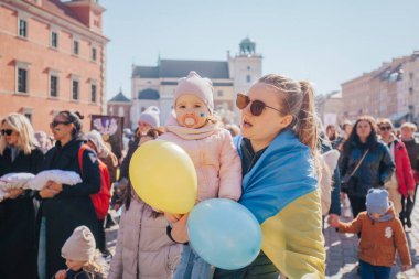 Varşova, Polonya, 18 Mart 2022. Ukrayna halkına destek için barış yürüyüşü. Savaş yok. Rusya 'nın Ukrayna' ya saldırması. Gösterim.